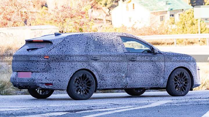dacia-berlina-familiar-fotos-espia-2025111184-1763723633_11