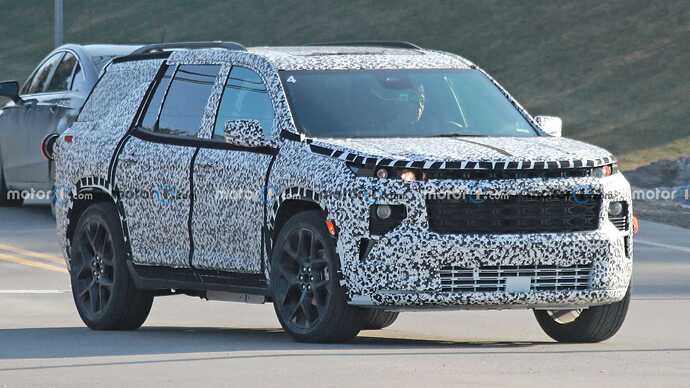 new-chevrolet-traverse-front-view-spy-photo