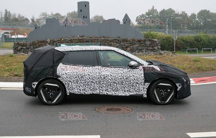 kia-ev4-hatchback-spied-loses-camouflage-3-scaled