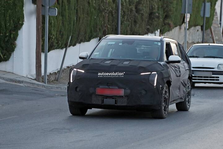 2026-kia-ev3-gt-spied-with-lime-green-brake-calipers_8
