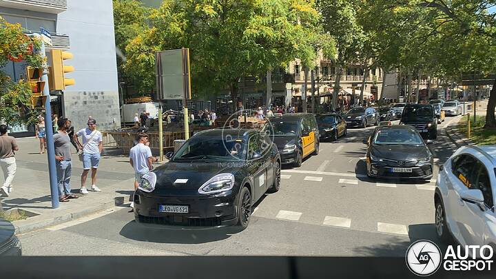porsche-cayenne-ev-c293815062024162646_3