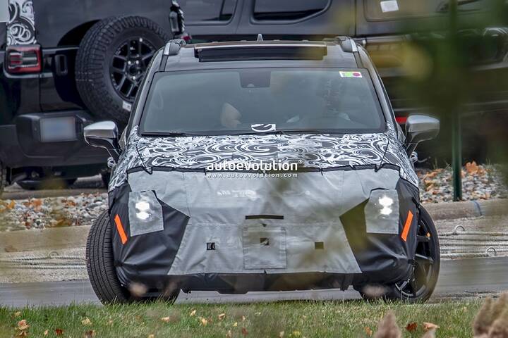 imgi_38_2027-chrysler-pacifica-spotted-with-halcyon-cues-to-capitalize-on-the-minivan-resurgence_2