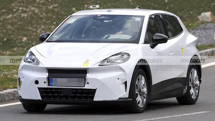 El nuevo CUPRA Raval calienta motores en los Alpes, el eléctrico español reaparece y deja ver nuevos detalles 2