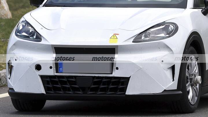 El nuevo CUPRA Raval calienta motores en los Alpes, el eléctrico español reaparece y deja ver nuevos detalles 1