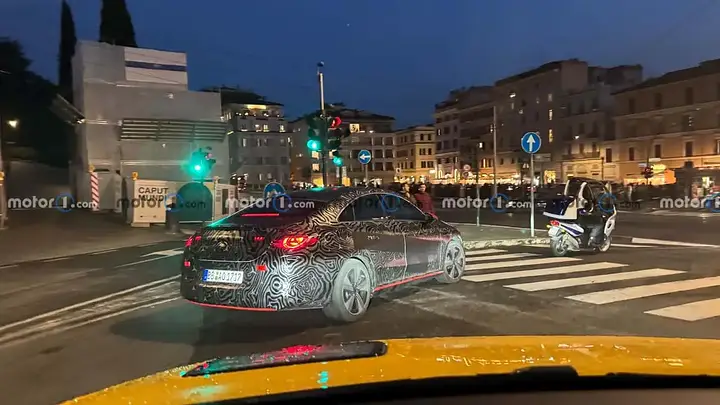 mercedes-cla-2025-le-foto-spia-a-roma (23)