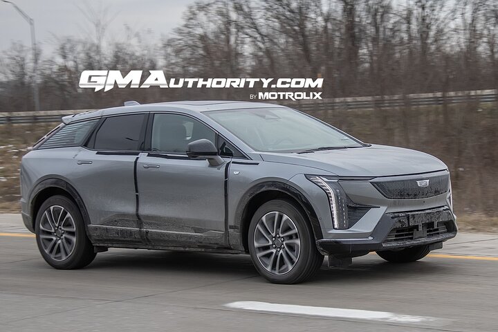 2025-Cadillac-Optiq-Sport-Gray-Chinese-Market-Model-First-On-The-Road-Photos-December-2023-Exterior-002-side-front-three-quarters