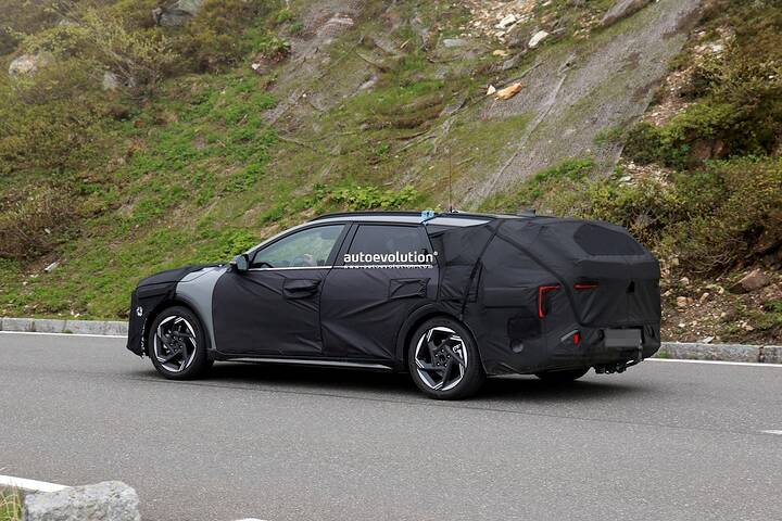 2026-kia-k4-wagon-spied-high-altitude-testing_13