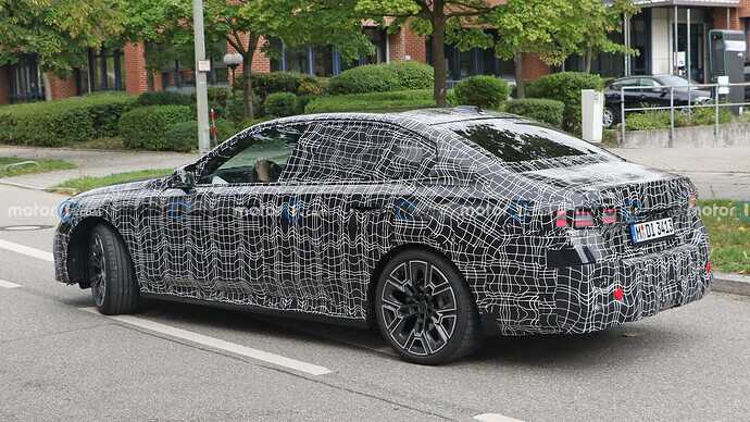 2024-bmw-5-series-side-view-spy-photo (5)