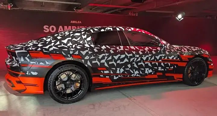 imgi_12_zoom-future-mercedes-amg-gt-coupé-4-portes