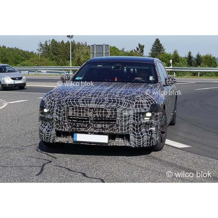 BMW 7 Series facelift spied- could this be the new front grille design we've seen in the leaked patent images, with integration of grill and DRL's#bmw #7series #lci #7er #bmw7series #facelift #prototype #erlkönig #spyshot #carspy #nü (1)