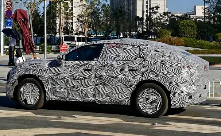 A camouflaged Xpeng Mona SUV_image