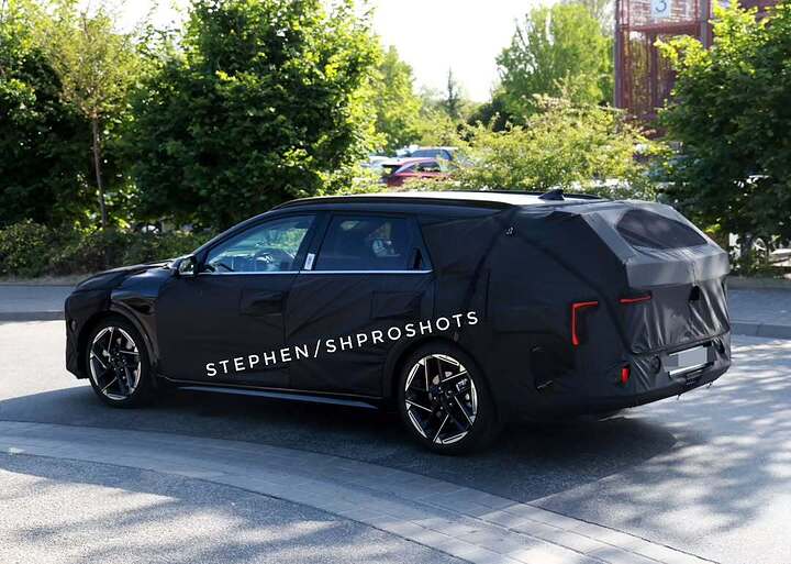 KIA has recently introduced the K4 and is now testing the station wagon variant.#erlkoenig #Erlkönig #kia #kiaeurope #hyundai #prototype #production #kiak4wagon #kiak4 #familycar #comingsoon #carporn #canonphotography ##amazingcars247 #pi