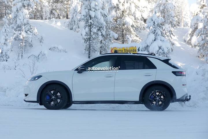 imgi_57_2027-volkswagen-t-roc-r-spied-packing-golf-r-thrills_17