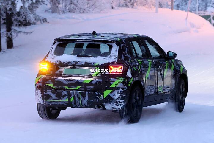 imgi_36_2027-jeep-avenger-spied-winter-testing-nicer-interior-materials-expected_6