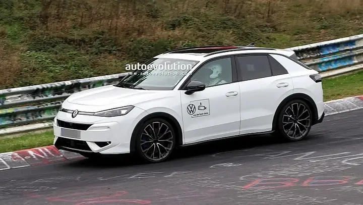 2027-volkswagen-t-roc-r-drops-camo-at-the-nurburgring-looks-ready-for-unveiling-277375-7.jpg