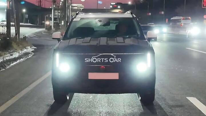 thumb-33242027 Hyundai Santa Fe Facelift_newcarscoops_1770093292_9648_950x535