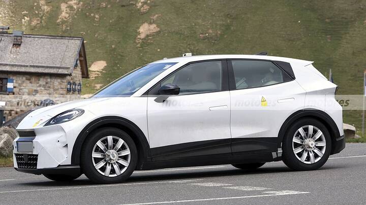 El nuevo CUPRA Raval calienta motores en los Alpes, el eléctrico español reaparece y deja ver nuevos detalles 7