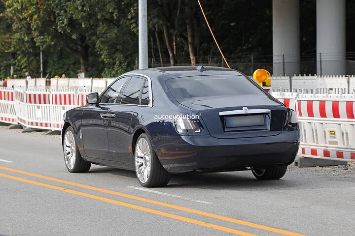 2026-rolls-royce-ghost-spied-with-new-face-luxury-sedan-looks-sad_9