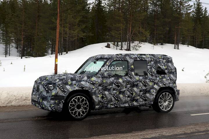imgi_34_spy-photos-mercedes-benz-showcases-baby-g-class-off-roader-in-new-camo-acknowledging-speculations_6