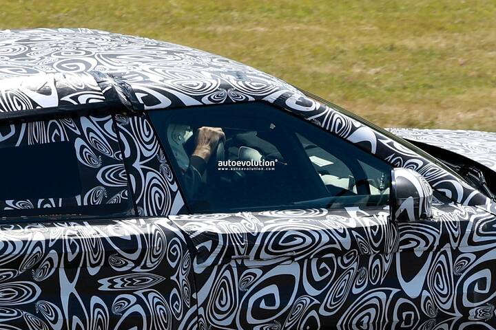 imgi_39_2027-range-rover-velar-electric-spied-with-a-full-roll-cage-testing-at-the-nurburgring_8