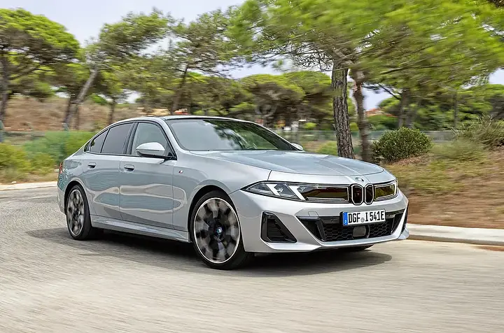 bmw-i5-facelift-2026-illustration_newcarscoops