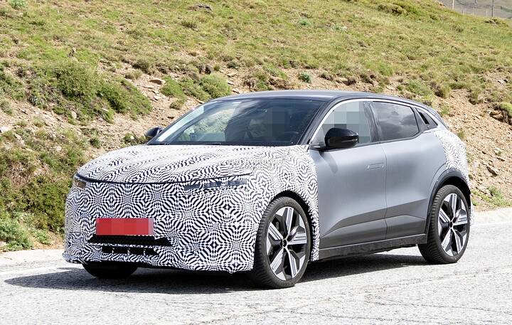 2026-renault-megane-e-tech-electric-spied-hiding-its-restyled-face-new-batteries-incoming_4
