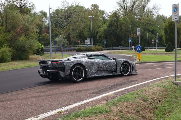 The all new Ferrari F80 Aperta is under way !.#carphotography #ferrari #supercar #f80 #carspott (3)