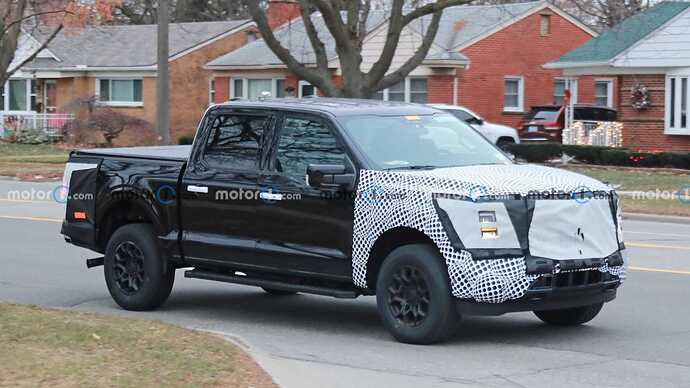 2024-ford-f-150-lariat-front-view-spy-photo (4)