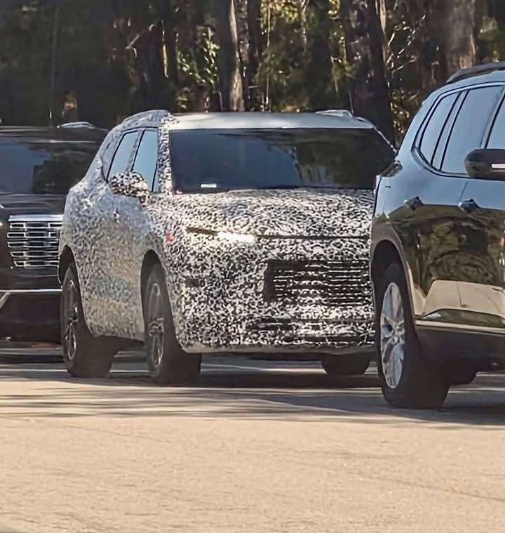 2028 Chevrolet Blazer Facelift spotted without heavy camouflage. #2028chevroletblazer #chevrolet