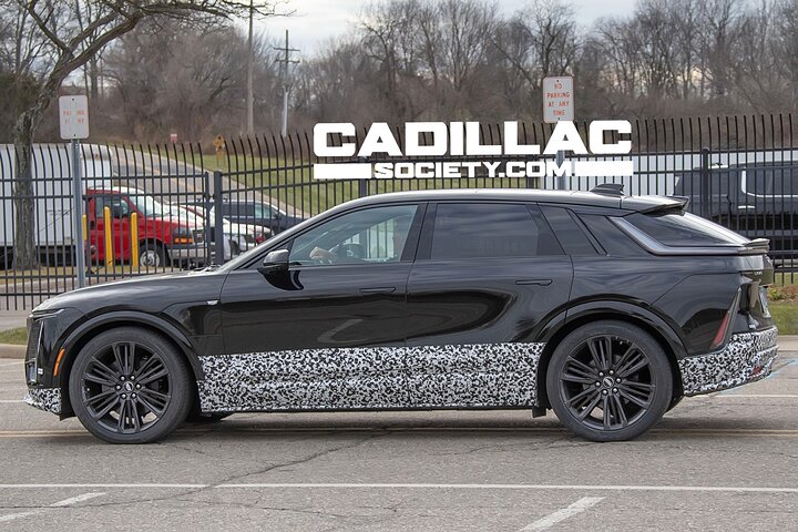 2024-Cadillac-Lyriq-V-Black-Prototype-Spy-Shots-December-2022-Exterior-004