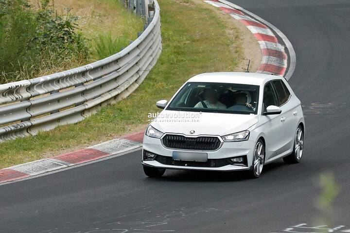 imgi_70_2026-skoda-fabia-rs-potentially-spied-may-feature-volkswagen-polo-gti-muscle_21