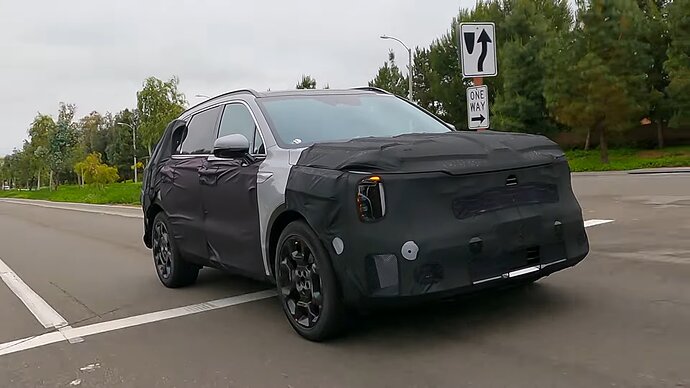 2024 Kia Sorento Facelift test prototype with new face 0-19 screenshot