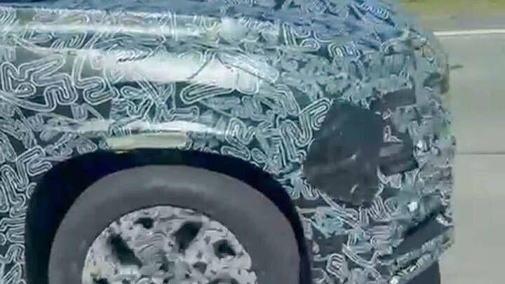 new-renault-duster-pickup-truck-spied-2