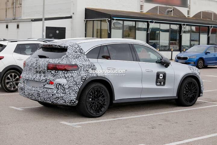 imgi_48_2027-mercedes-amg-glc-eq-spied-with-less-camouflage_3