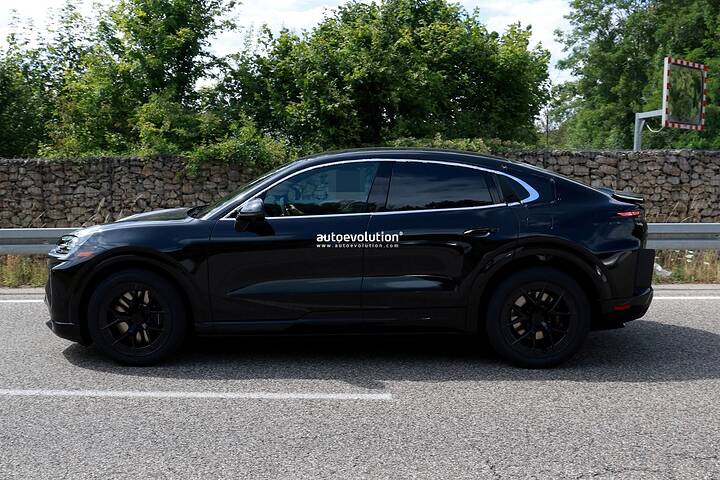 imgi_49_2027-porsche-cayenne-coupe-electric-spied-with-strange-looking-rear-vents_9
