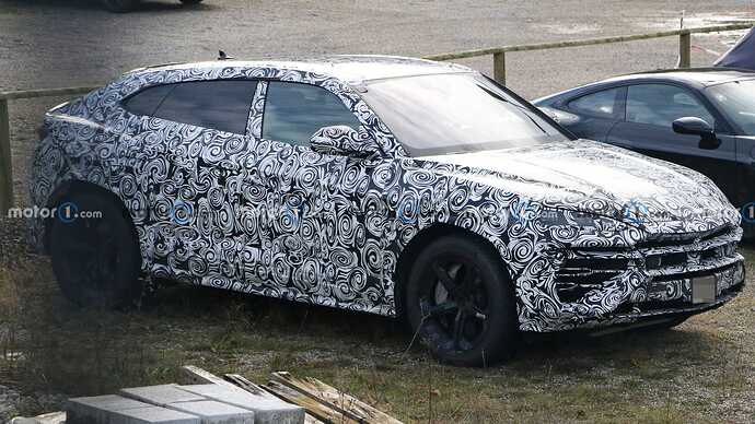 lamborghini-urus-phev-new-spy-photo (9)