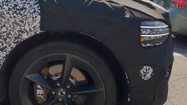 2025 Genesis GV70 Sport Facelift Spotted during testing  제네시스 GV70 0-57 screenshot