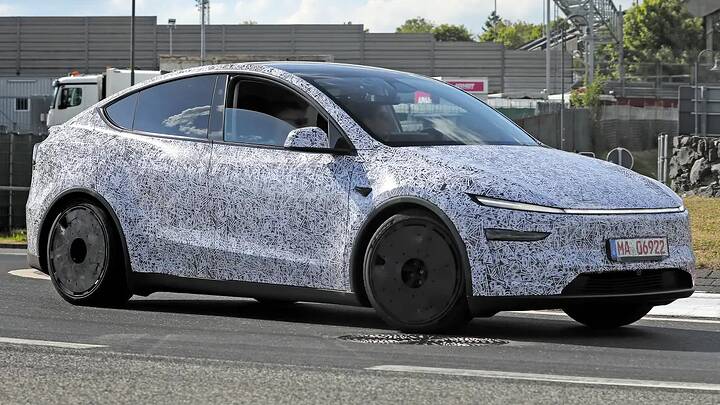 Tesla Model Y Performance - front angled cornering_n5yzic