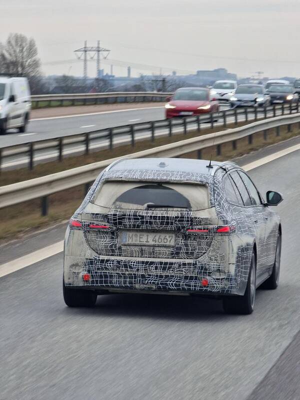 2027 BMW 5 Series Touring facelift spotted on the road. #2027bmw5series #bmw5seriestouring #face