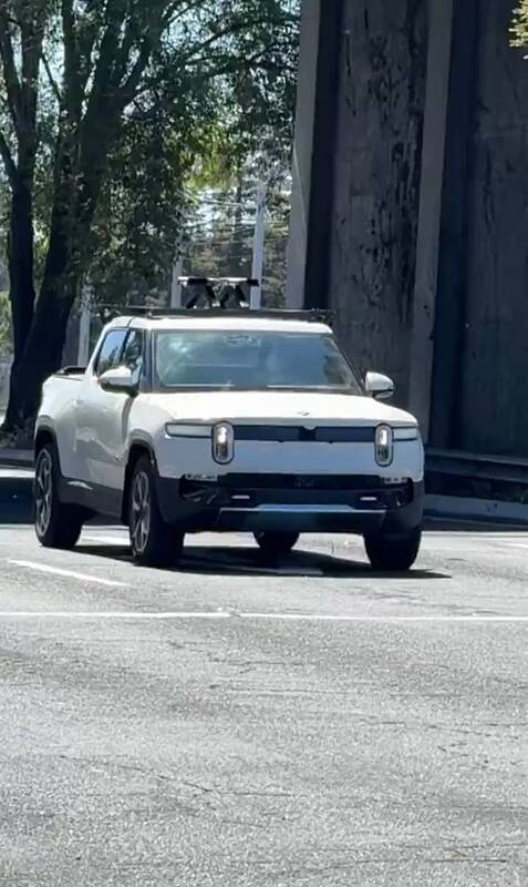 2025-rivian-r1t-prototypes-spotted-testing-new-adas-equipment-with-no-camouflage_1