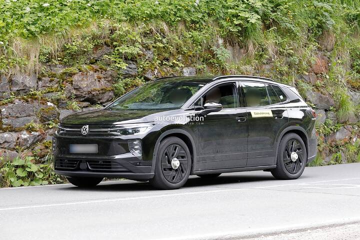 first-ever-volkswagen-id-tiguan-spied-ahead-of-its-us-launch-for-the-2027-newcarscoops_4