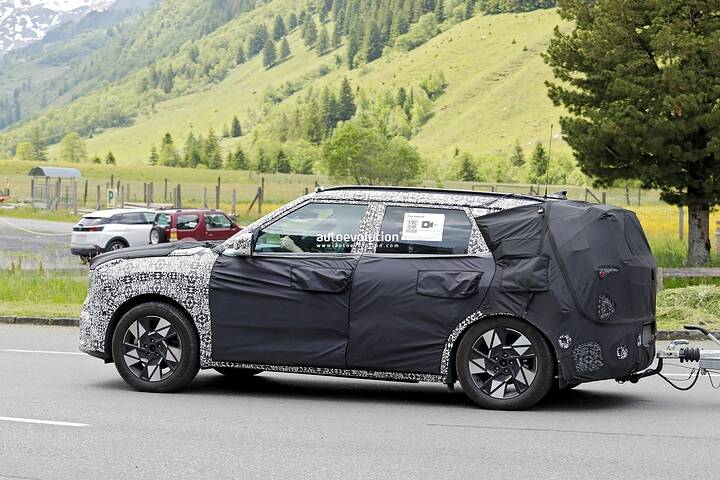 2027-kia-seltos-shows-tasman-inspired-grille-in-latest-spy-photos_15