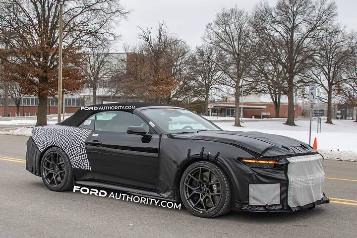 imgi_53_2026-Ford-Mustang-Shelby-GT500-Cobra-Convertible-Prototype-Spy-Shots-December-2026-Exterior-003