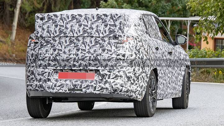 FIAT se adelanta a Dacia con un singular SUV Coupé, cazado el nuevo Panda Fastback 13