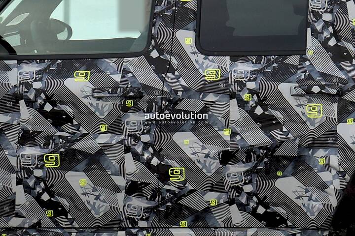 imgi_40_spy-photos-mercedes-benz-showcases-baby-g-class-off-roader-in-new-camo-acknowledging-speculations_12