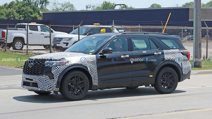 2024-ford-explorer-side-view-spy-photo (2)