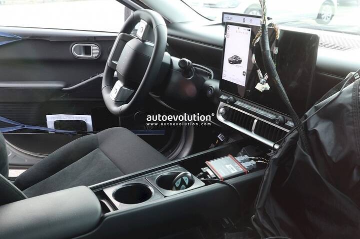 imgi_33_the-hyundai-ioniq-3-spied-with-concept-three-cues-tesla-esque-pleos-infotainment-system-thumbnai
