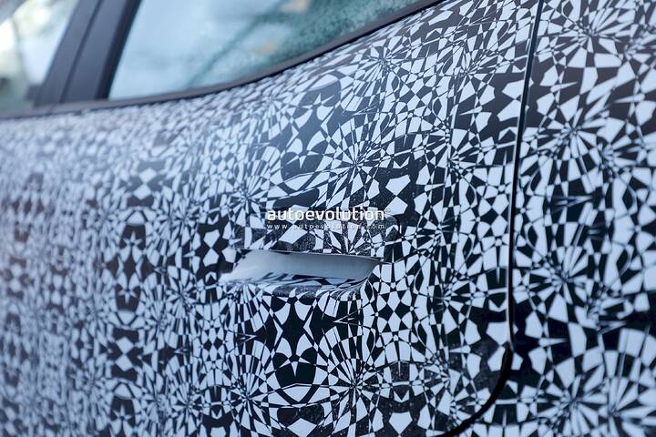 imgi_94_hyundai-ioniq-3-prototype-caught-charging-in-the-cold-shows-mild-manners_17