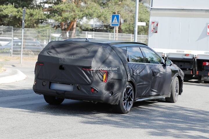 first-ever-kia-k4-wagon-spied-as-the-proceed-s-replacement_10
