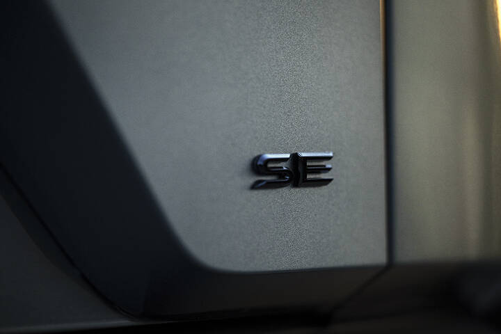 2026_Toyota_C-HR_SE_Overcast_014_NR